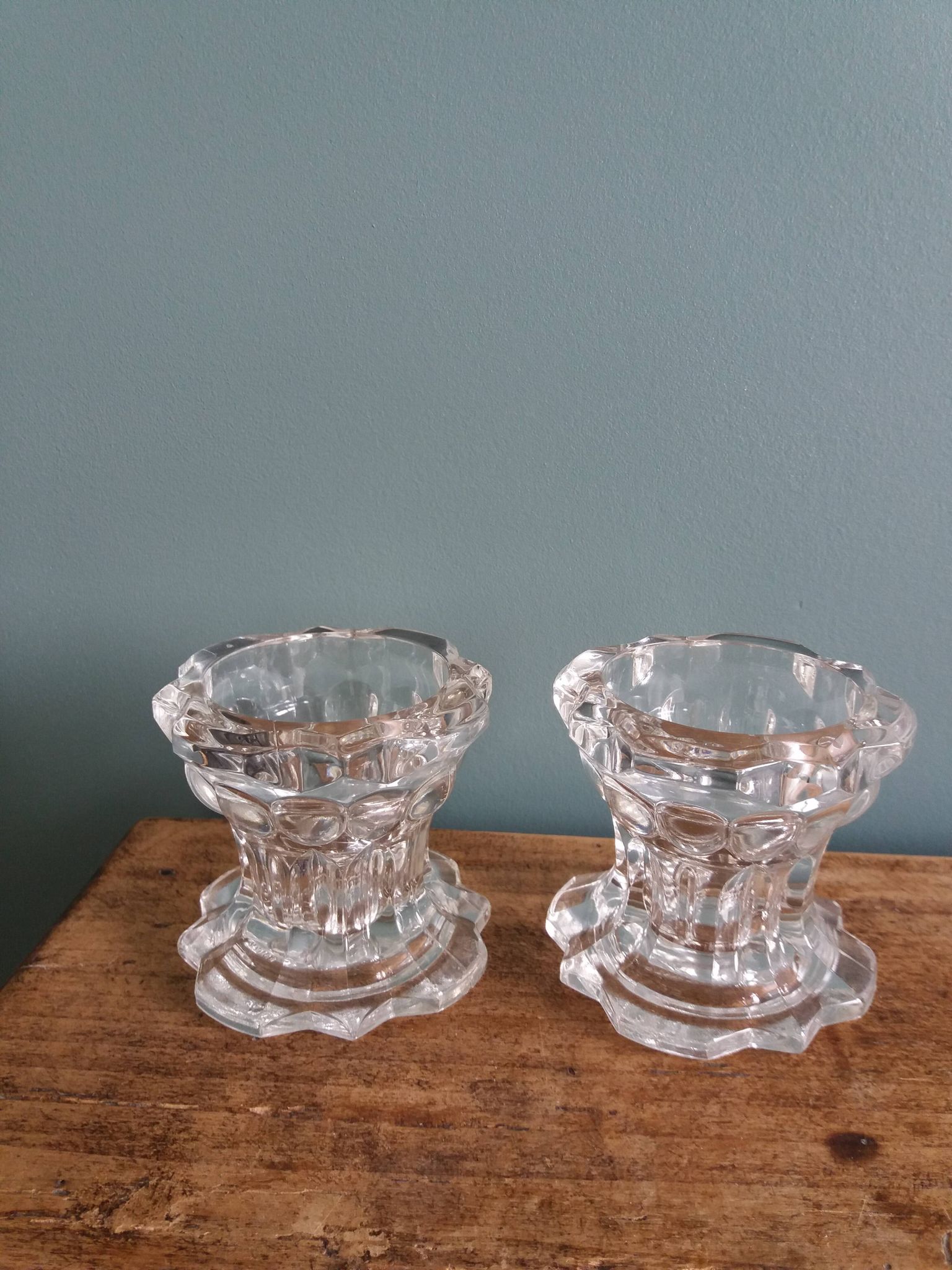 Paire de bougeoirs en verre de Reims