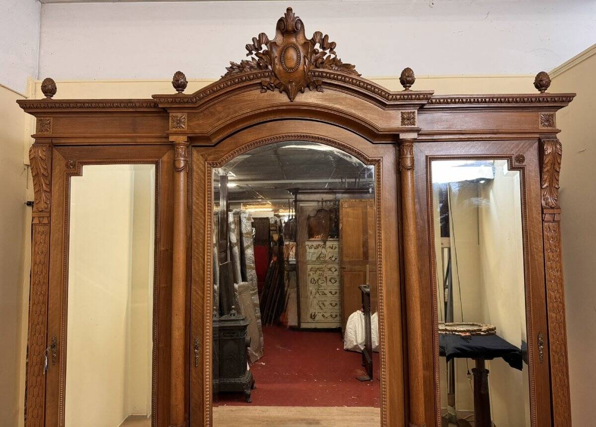 armoire style Louis XVI en noyer vers 1850