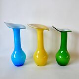 trio de vases design en opaline jaune, vert et bleu années 60