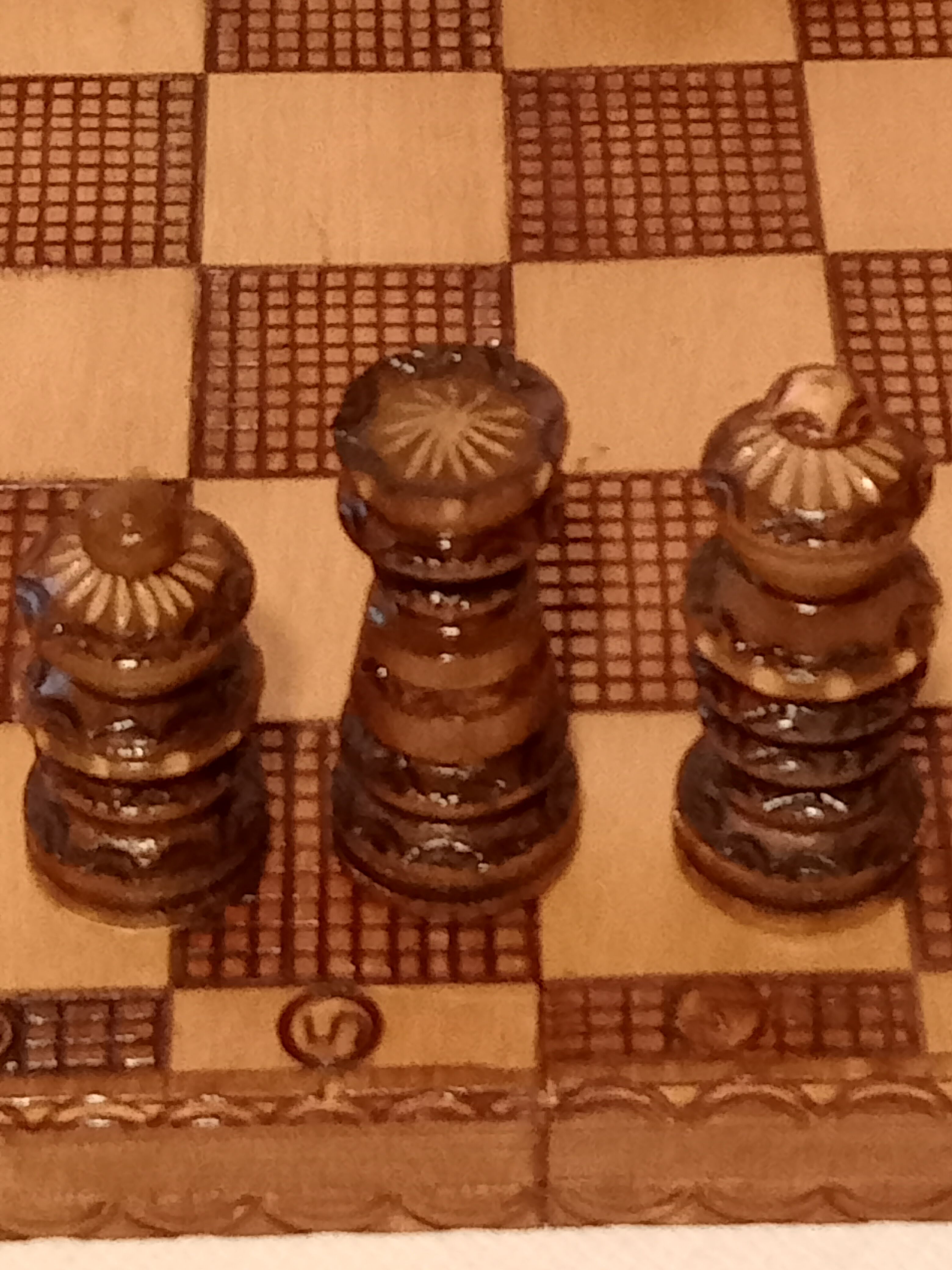 Échiquier ancien et son jeu d'échecs années 1880
