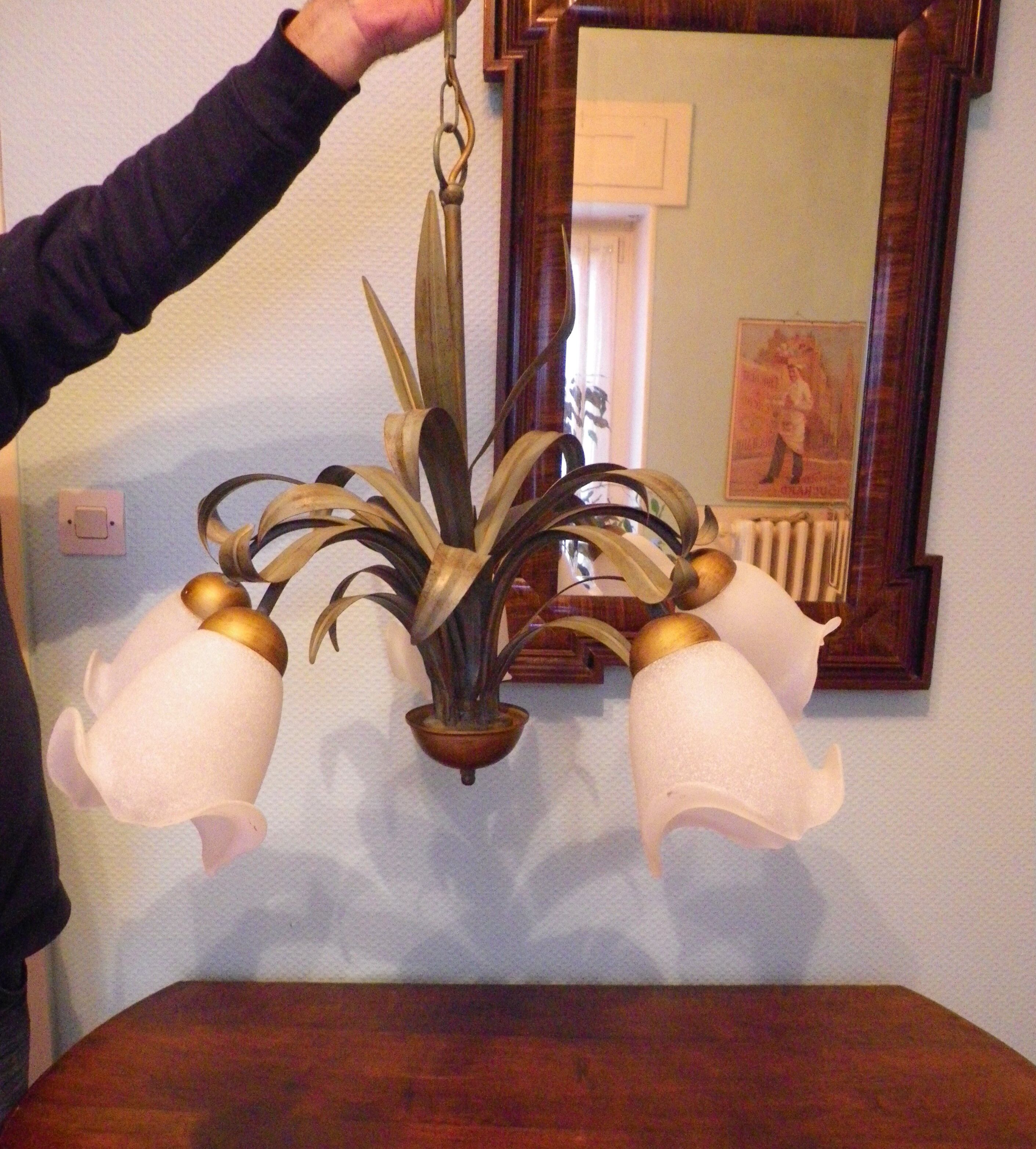 Chandelier of 5 corollas in white granite glass, central decoration with foliage 70s /80s