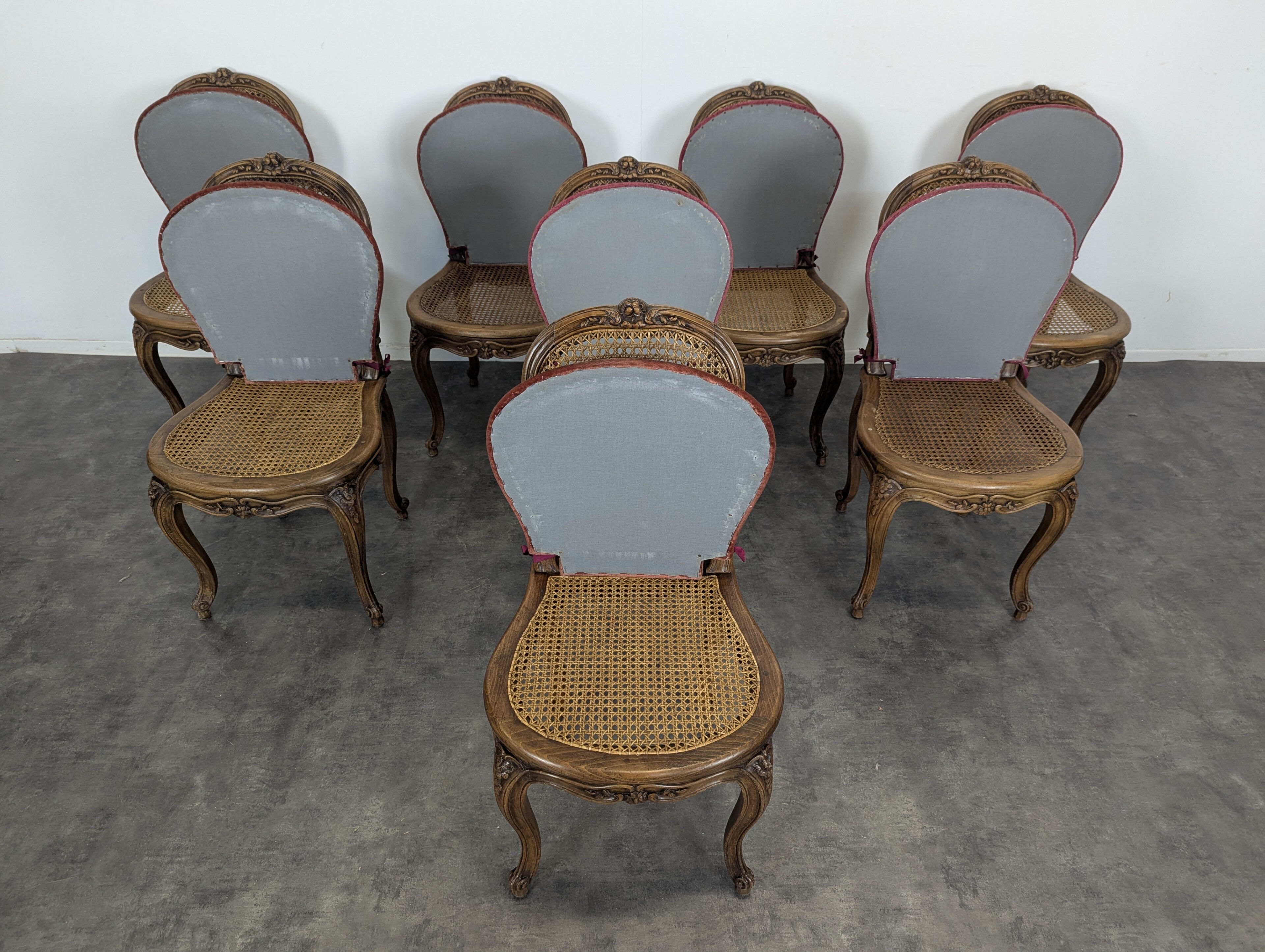 Série de 8 chaises cannées de style Louis XV