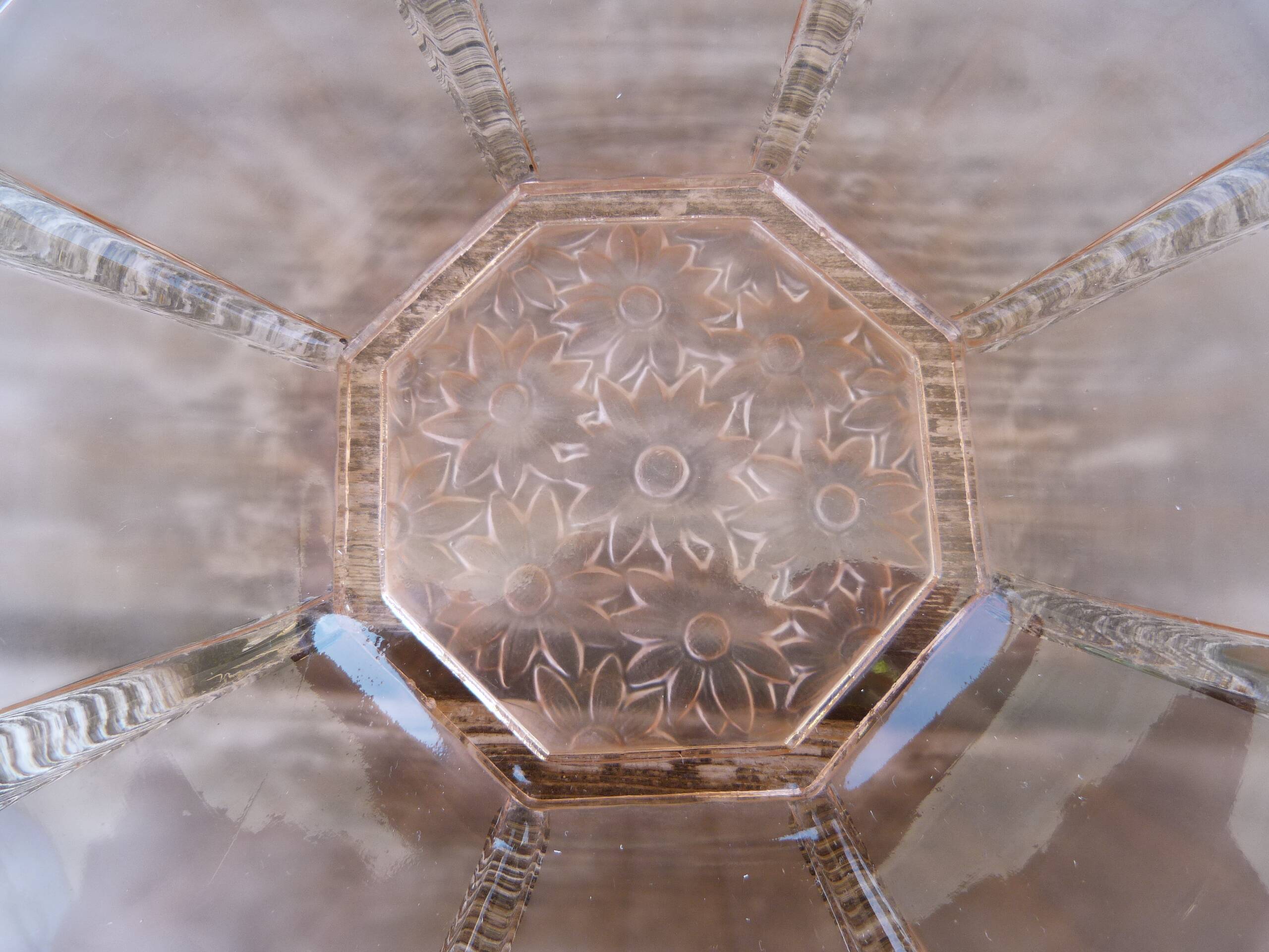 Art Deco plate in moulded pressed glass with a daisy pattern.