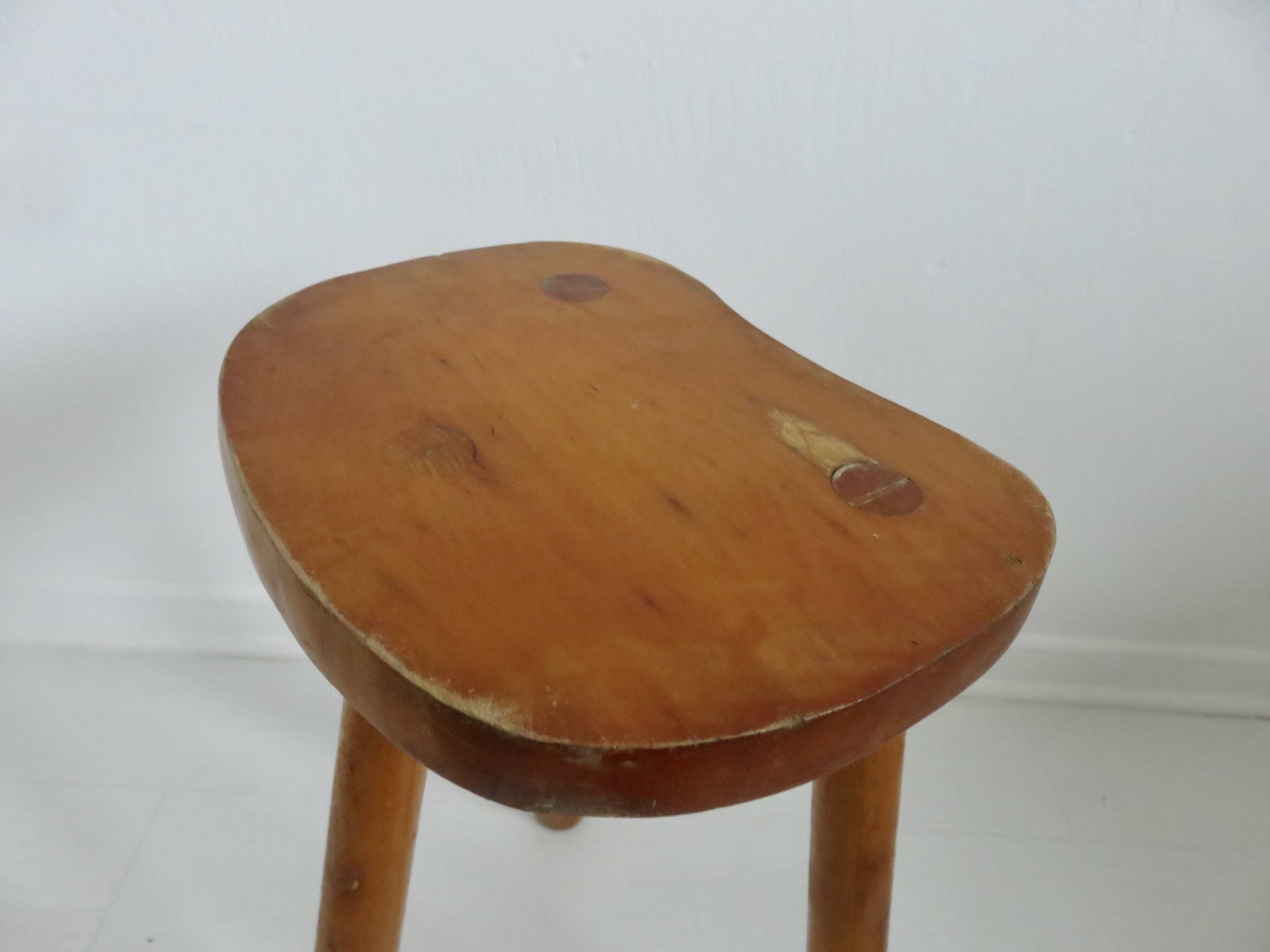 Tabouret de montagne tripode "haricot" en bois blond, 1960