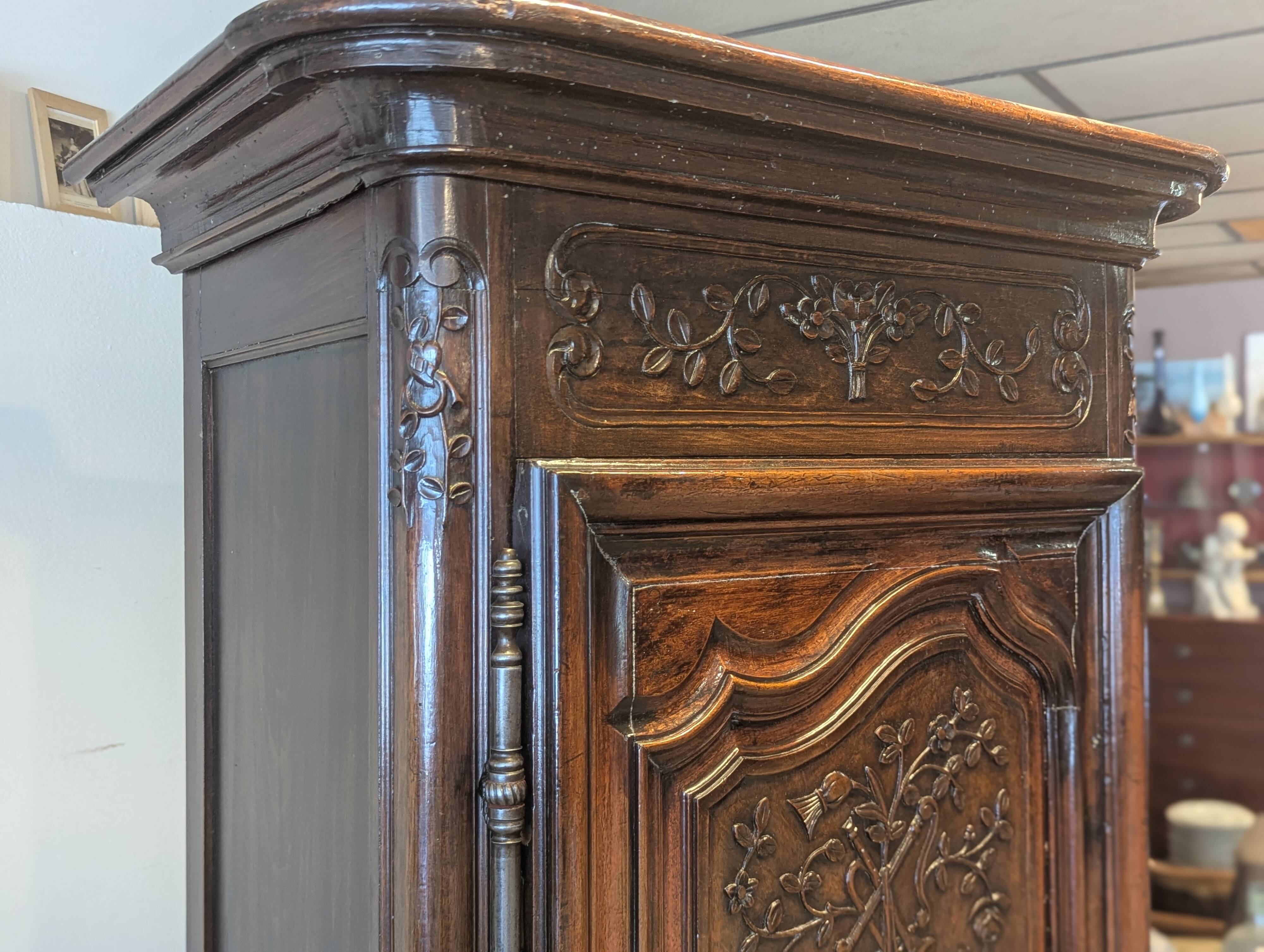 Antique Louis XV bonnetière in carved walnut – Late 18th century