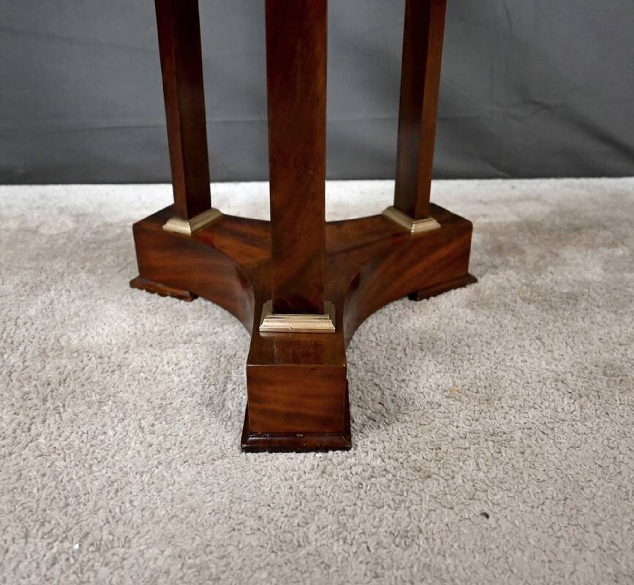 Mahogany side table, Directoire period – Early 19th century