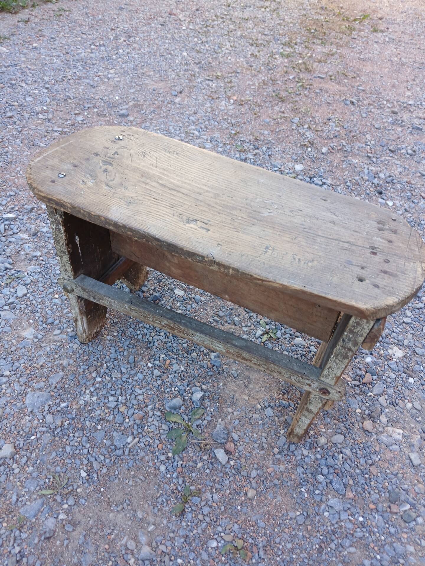 Petit tabouret en bois très ancien 