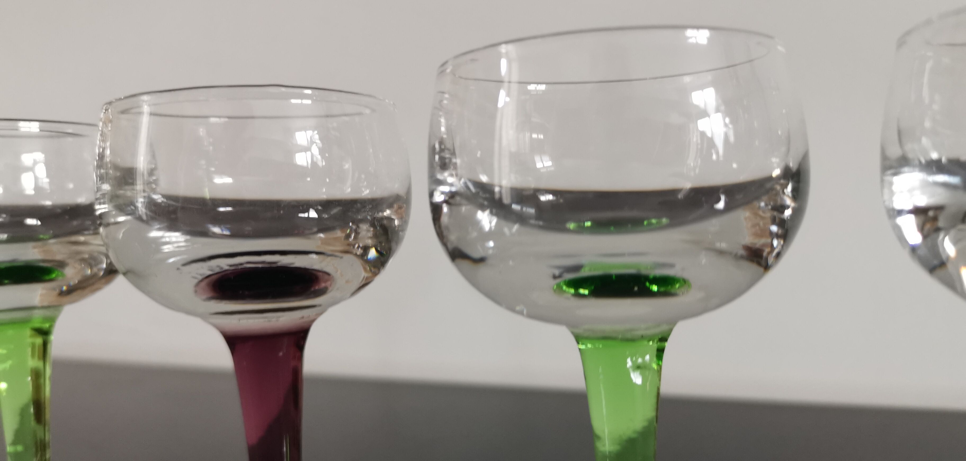 6 anciens verres à liqueur en cristal sur pieds de couleurs  des années 20/30
