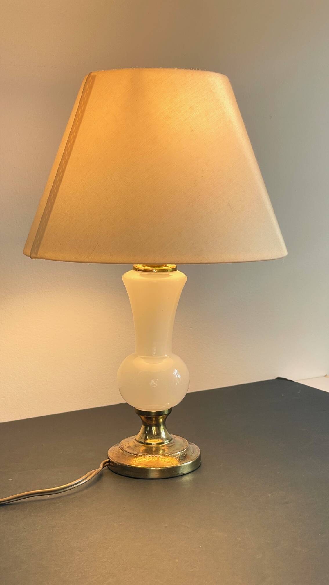 Chic lamp in opaline glass and vintage brass