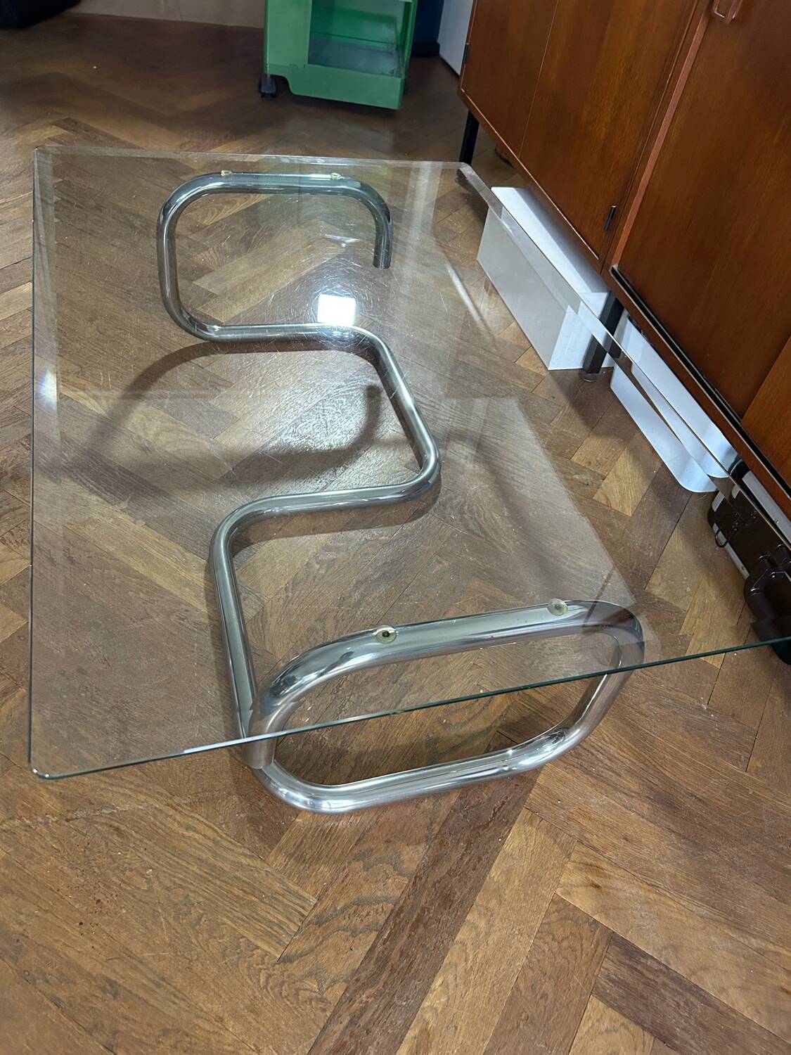 1970s design coffee table in rectangular glass with chrome legs