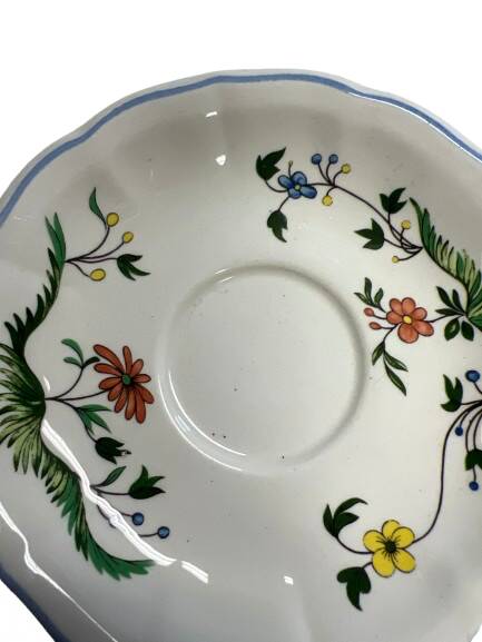 Gien earthenware saucer, decorated with birds of paradise.