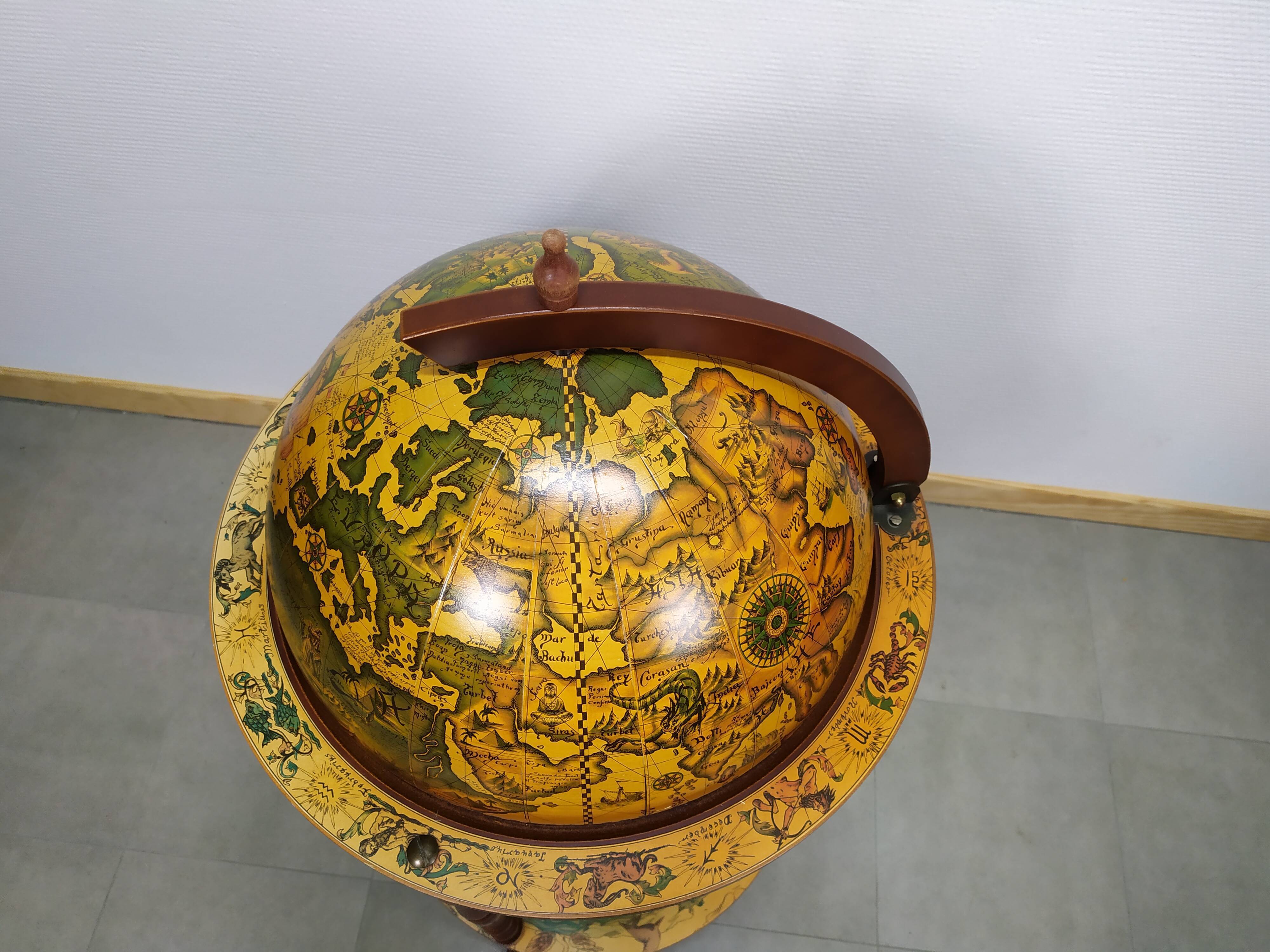 Meuble bar globe en bois sur roulette