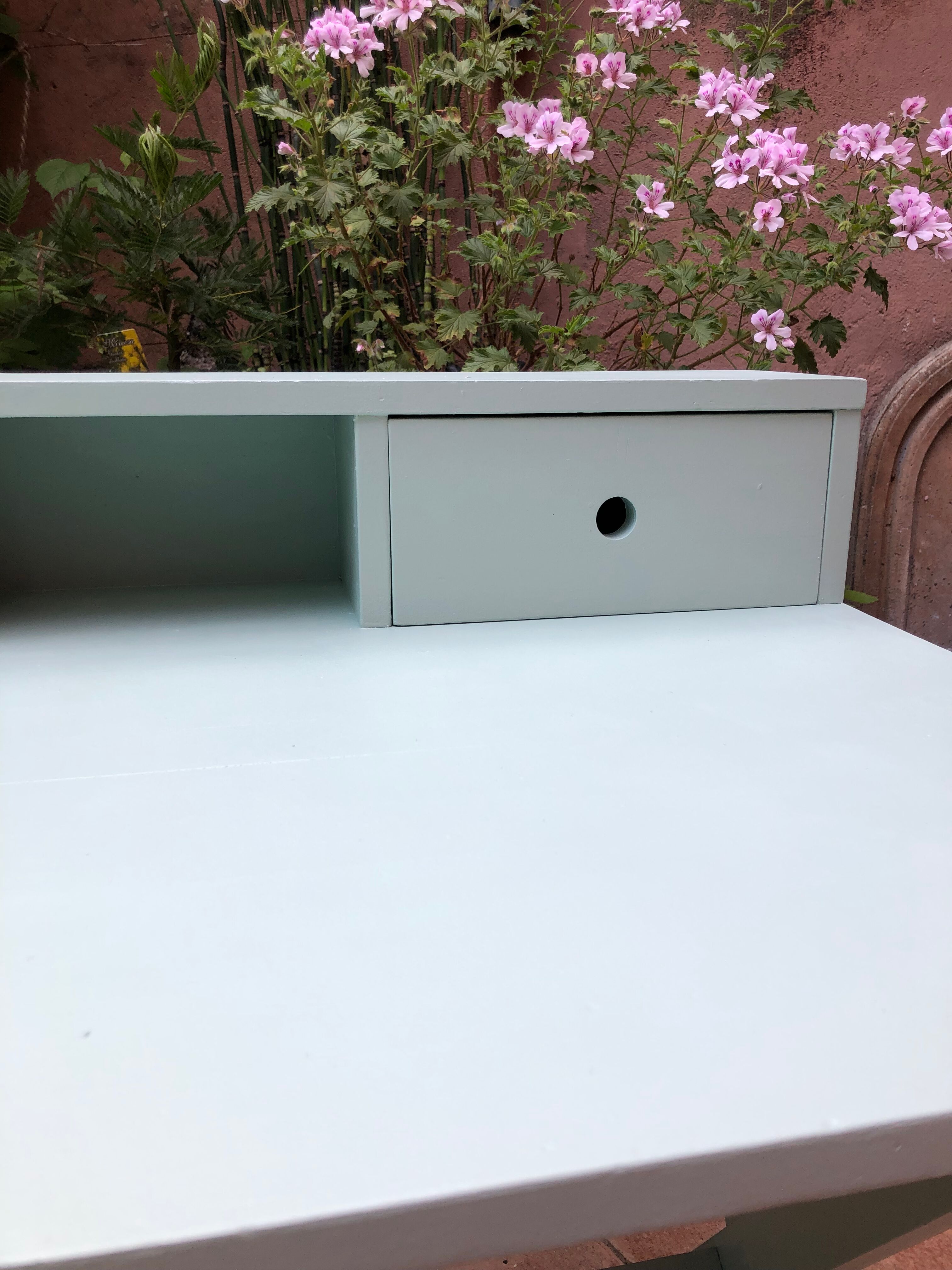 Bureau ancien couleur vert d’eau