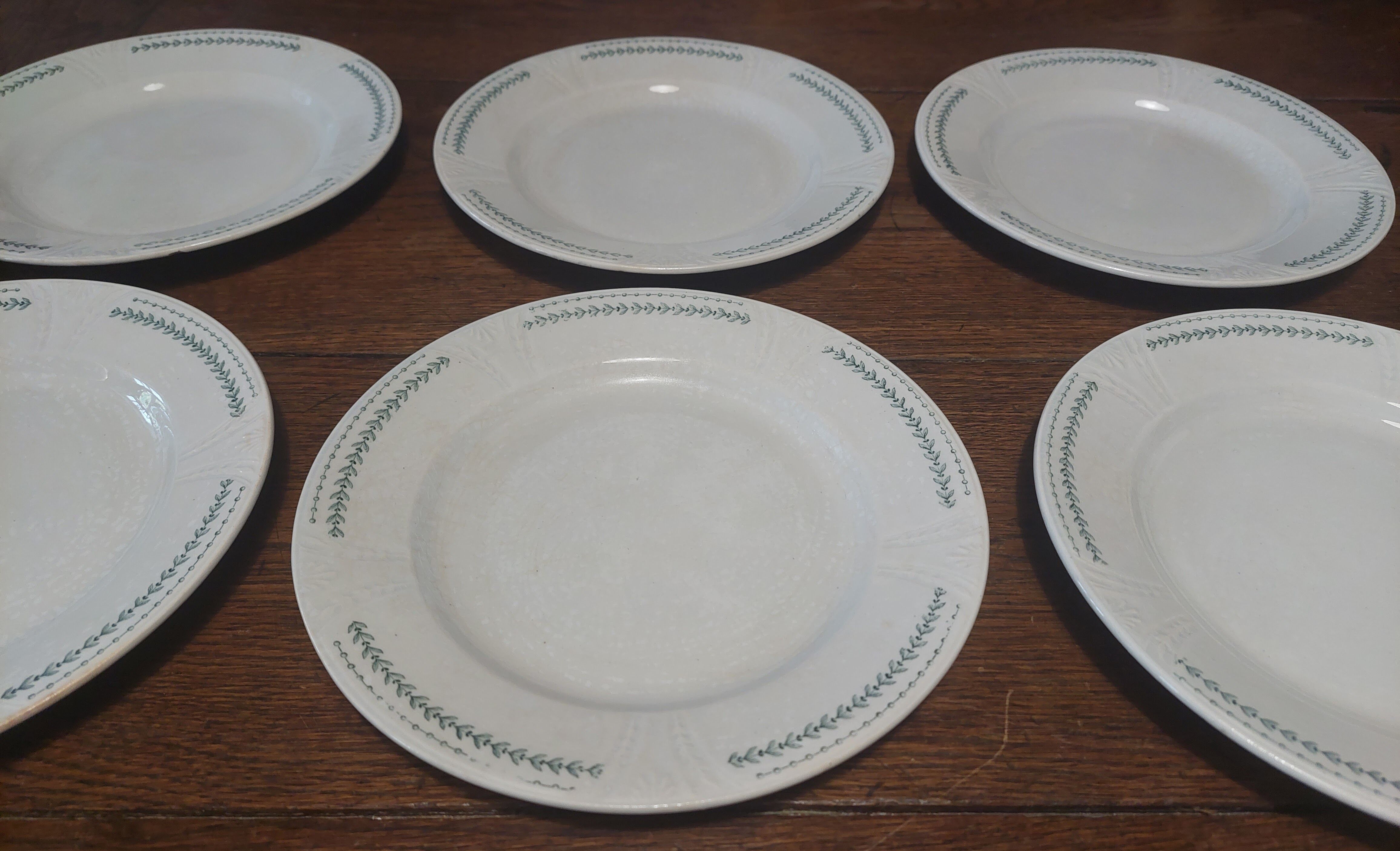 Série de six assiettes plates Gien terre de fer décor Rivoli fin XIXème