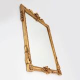 Miroir mural en bois sculpté et doré, très décoré, Belgique vers 1950