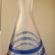Vase/Carafe conique en verre
soufflé à décor de spirale bleue