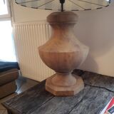 Pied de lampe en bois massif taillé dans un seul morceau et abat jour fait main par artisan