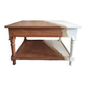 Table basse blanche et feuille d'or