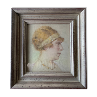 Portrait of a woman in pastel at the beginning of the twentieth century