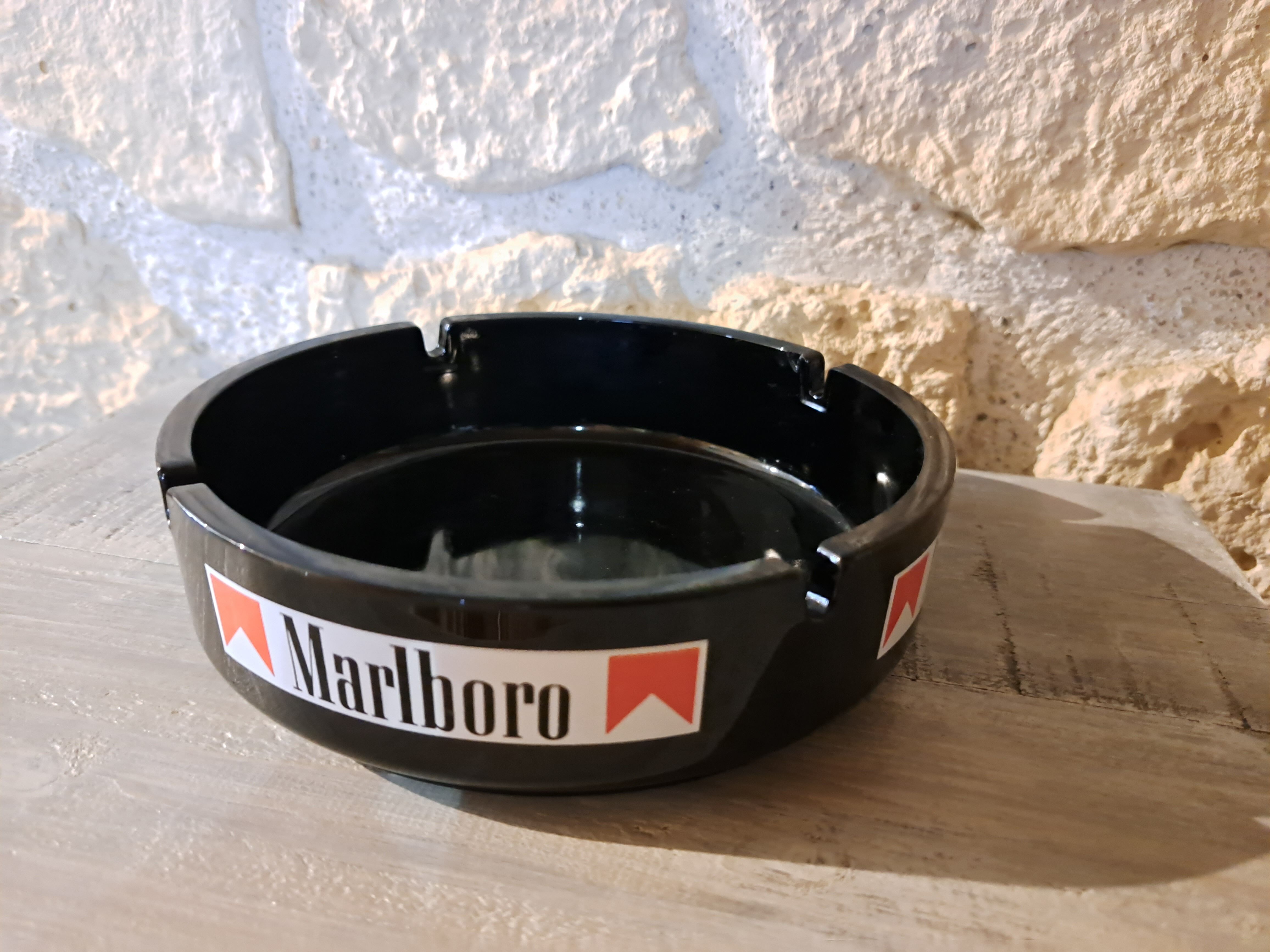 Cendrier rond en verre noir support publicitaire Marlboro