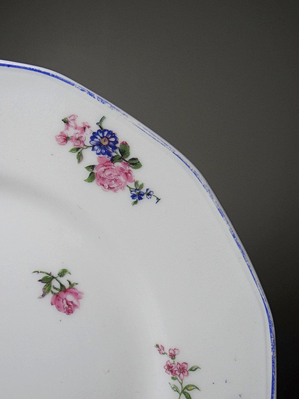 7 assiettes à dessert Bernardaud en porcelaine de Limoges décor floral, années 20-50
