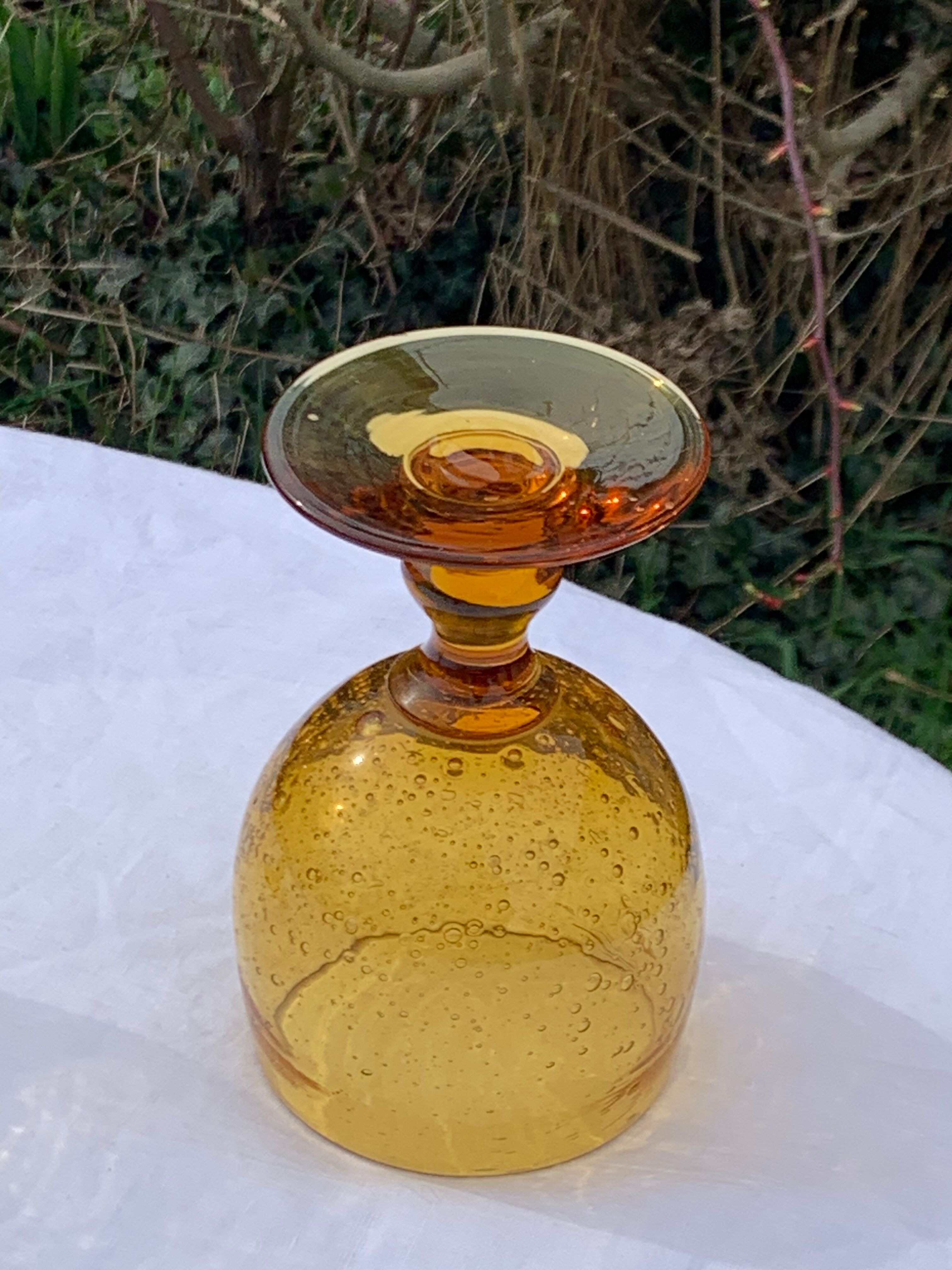 5 wine glasses in blown glass and vintage golden yellow bubble