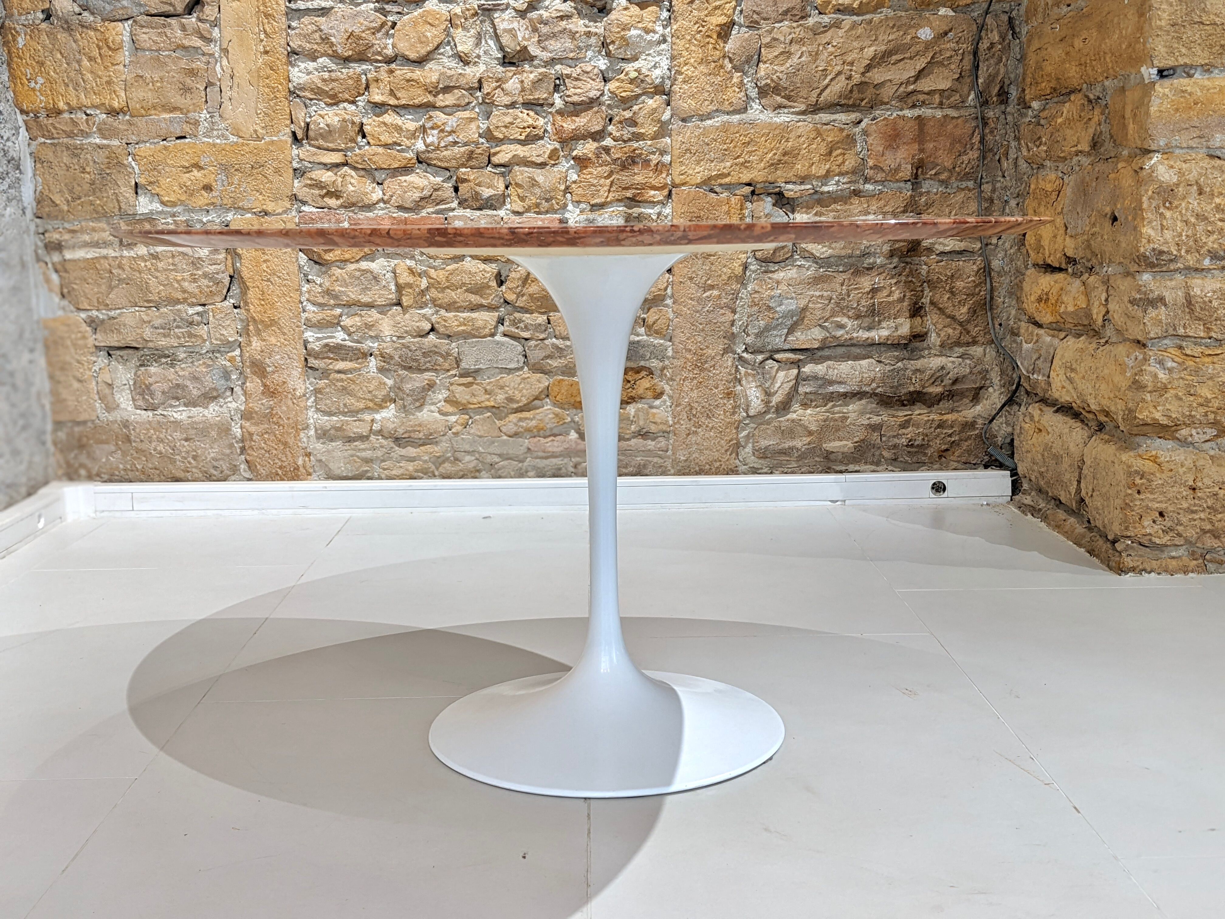 Round table in red marble by Eero Saarinen for Knoll