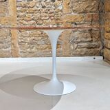 Round table in red marble by Eero Saarinen for Knoll