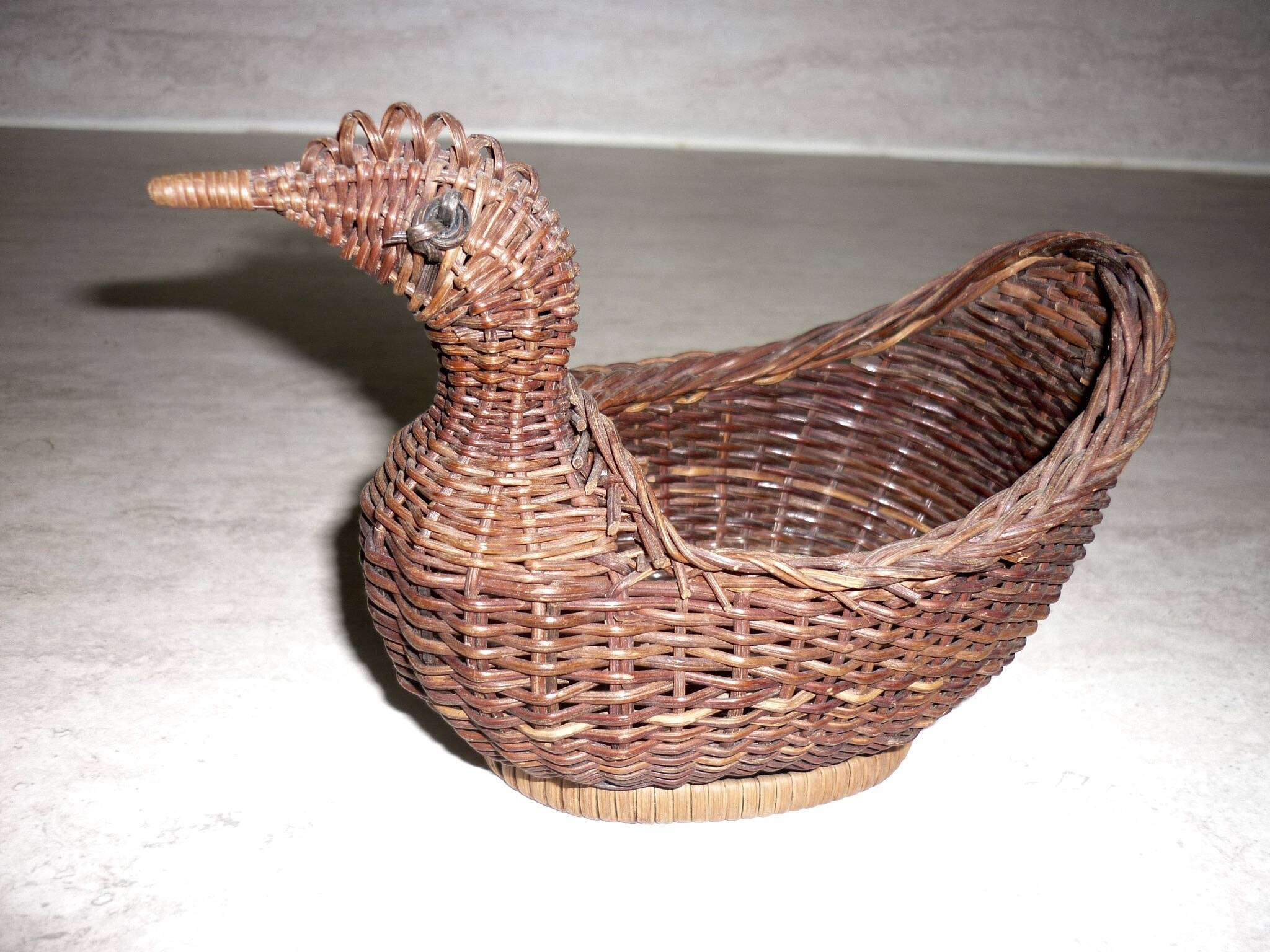 Woven wicker hen