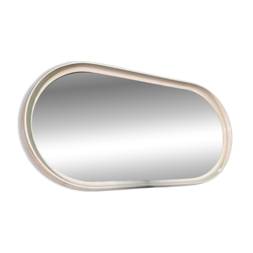 Oval mirror in white lacquer from the 1970s.