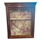 Vitrine murale en bois et toile de Jouy