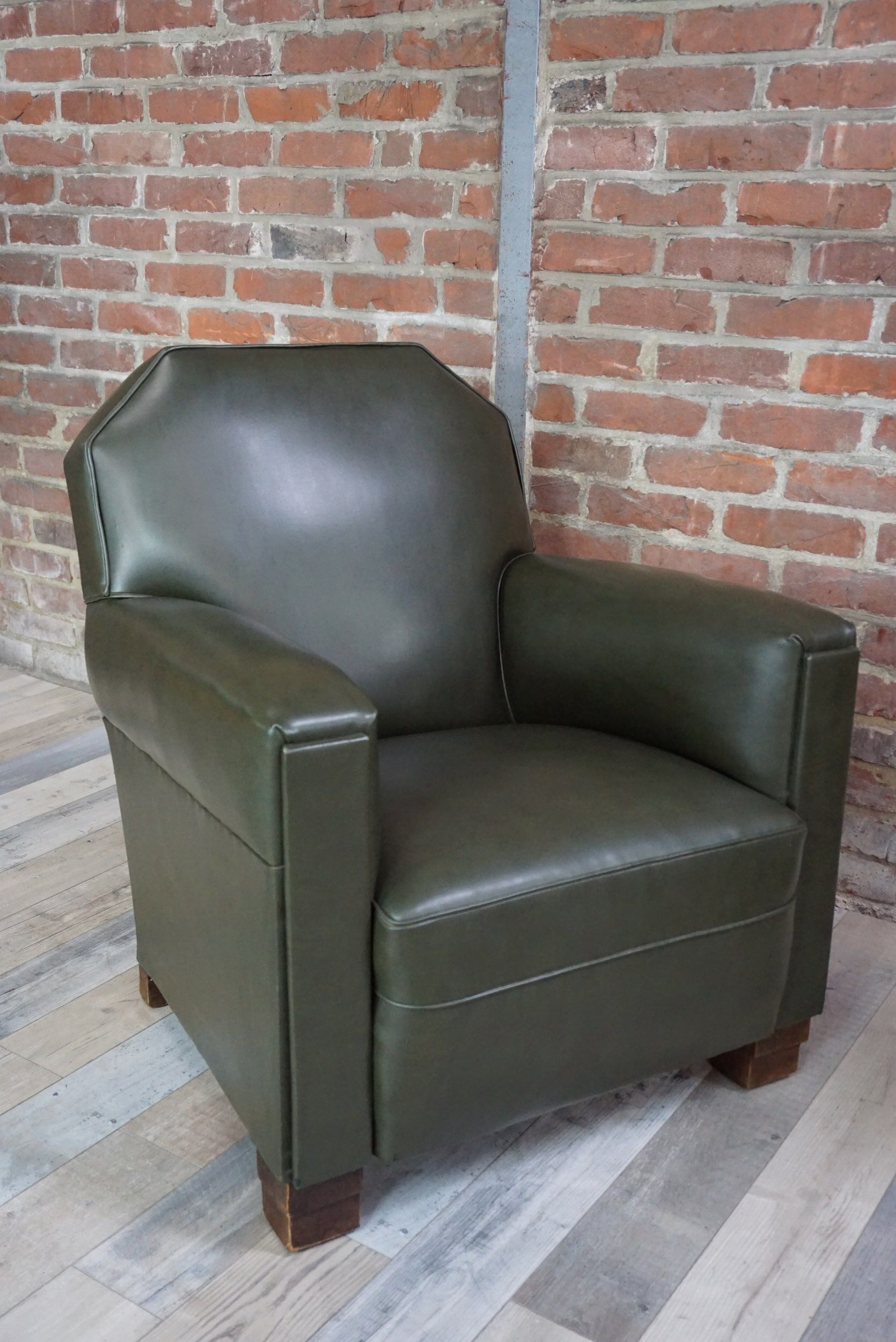 Fauteuil club art déco en skaï et bois