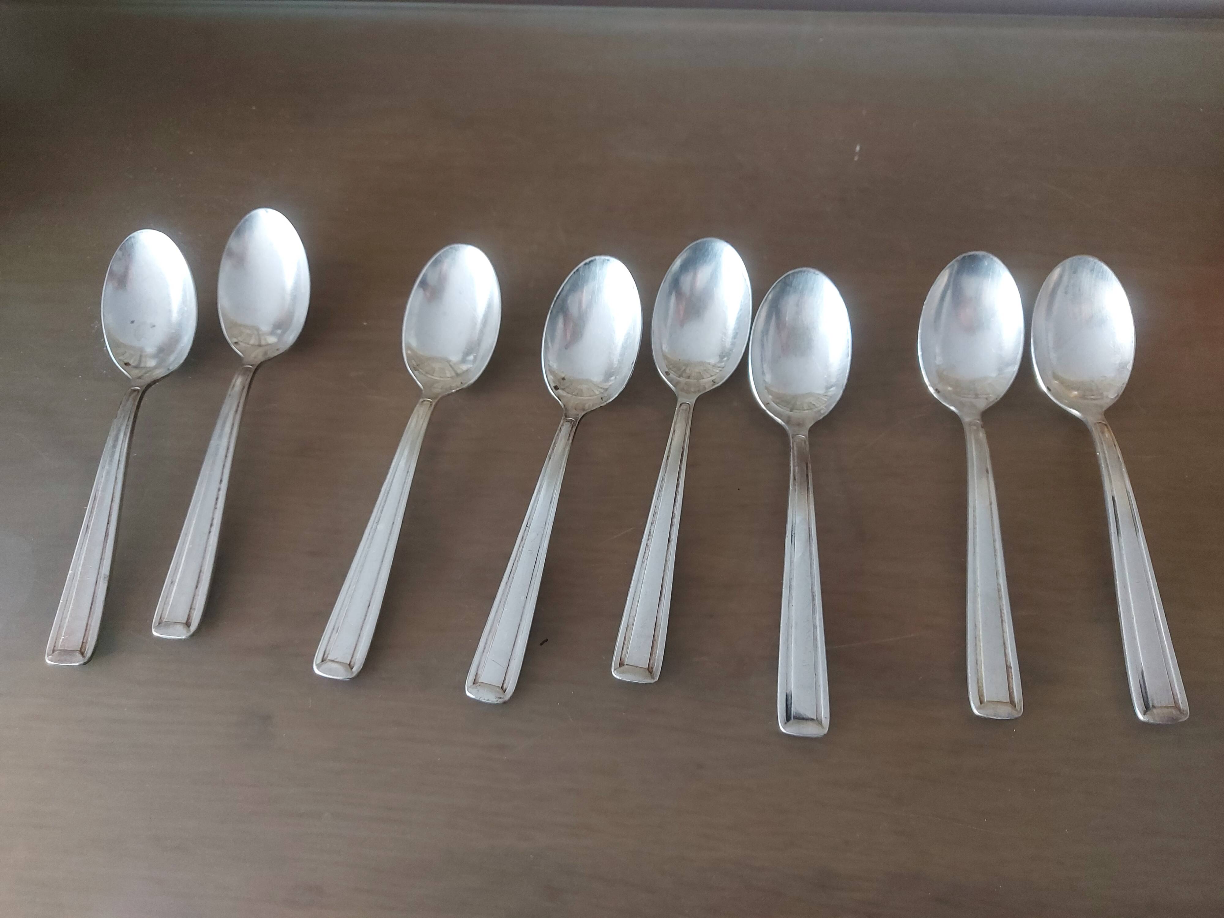 Box of 8 small art deco spoons in silver metal