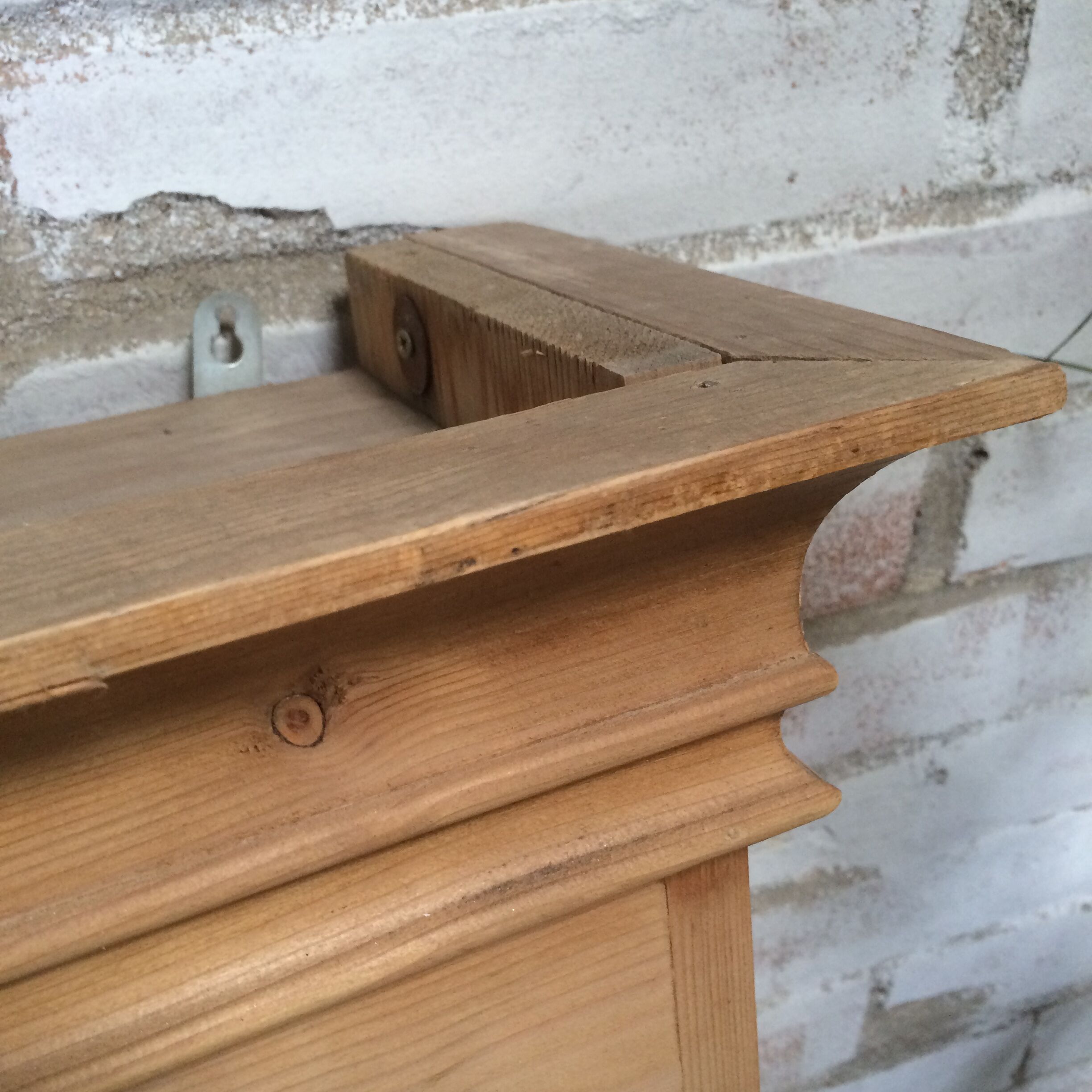 Scalloped shelf for natural wood spices