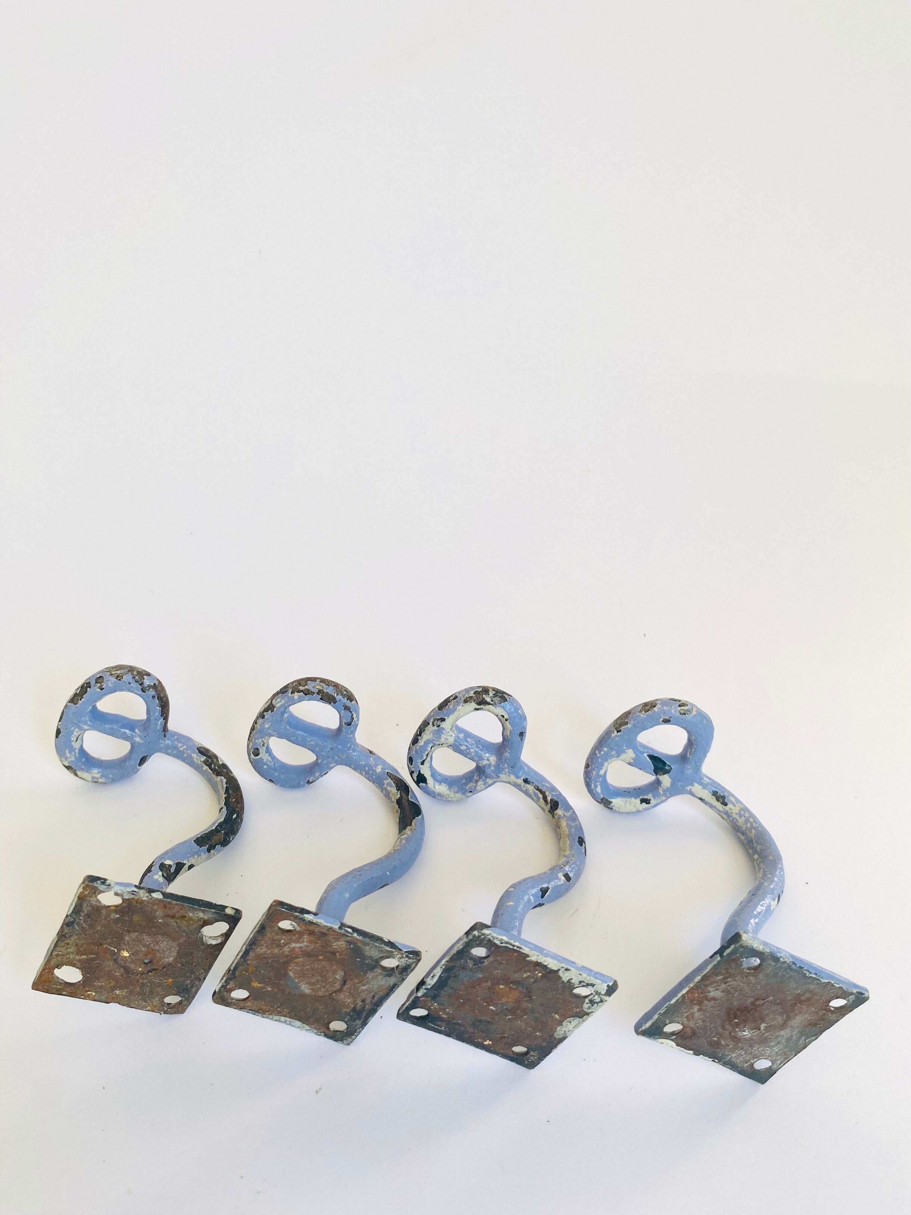 Enamelled cast iron hook