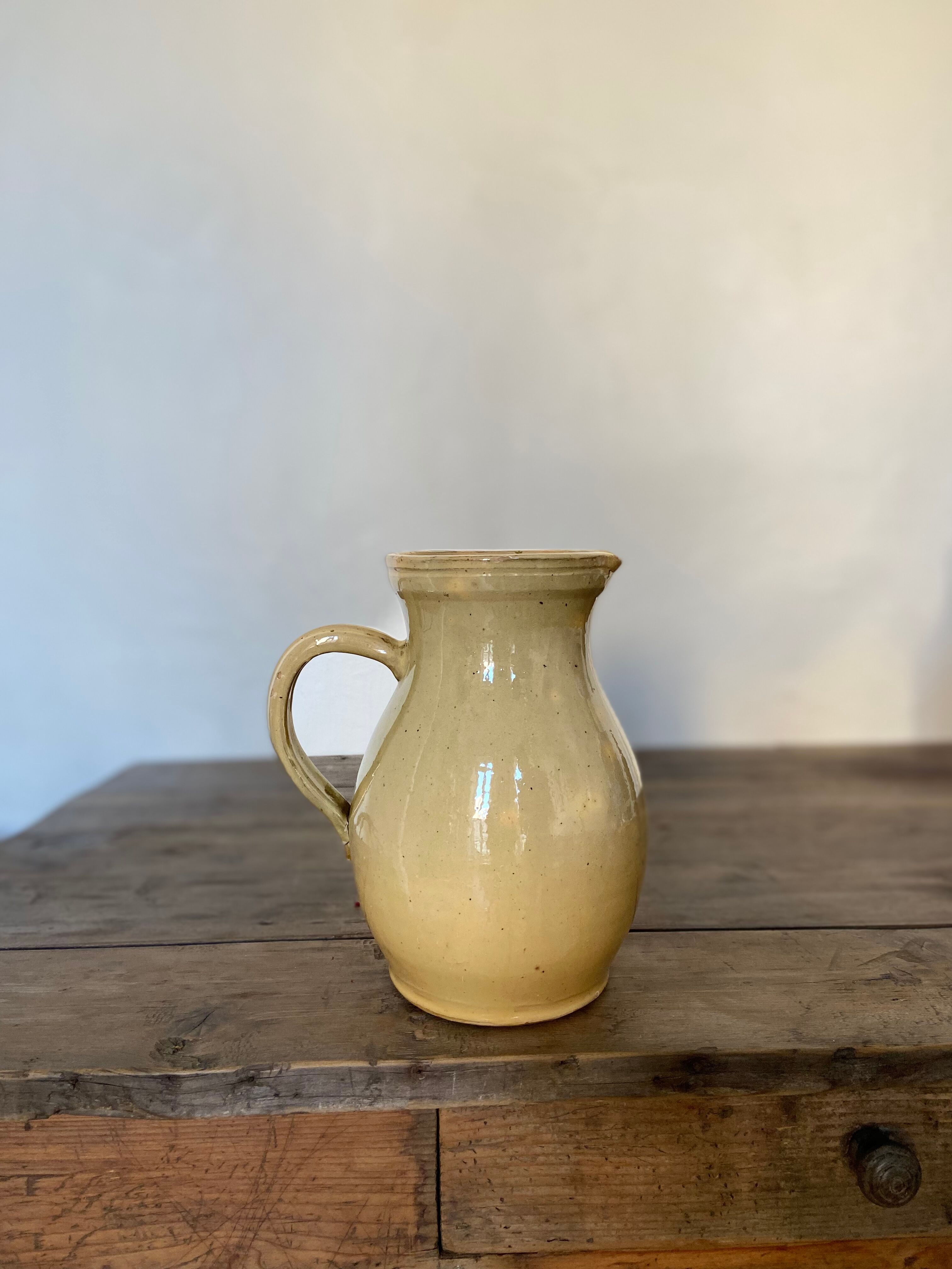 Pichet émaillé jaune vintage en céramique
