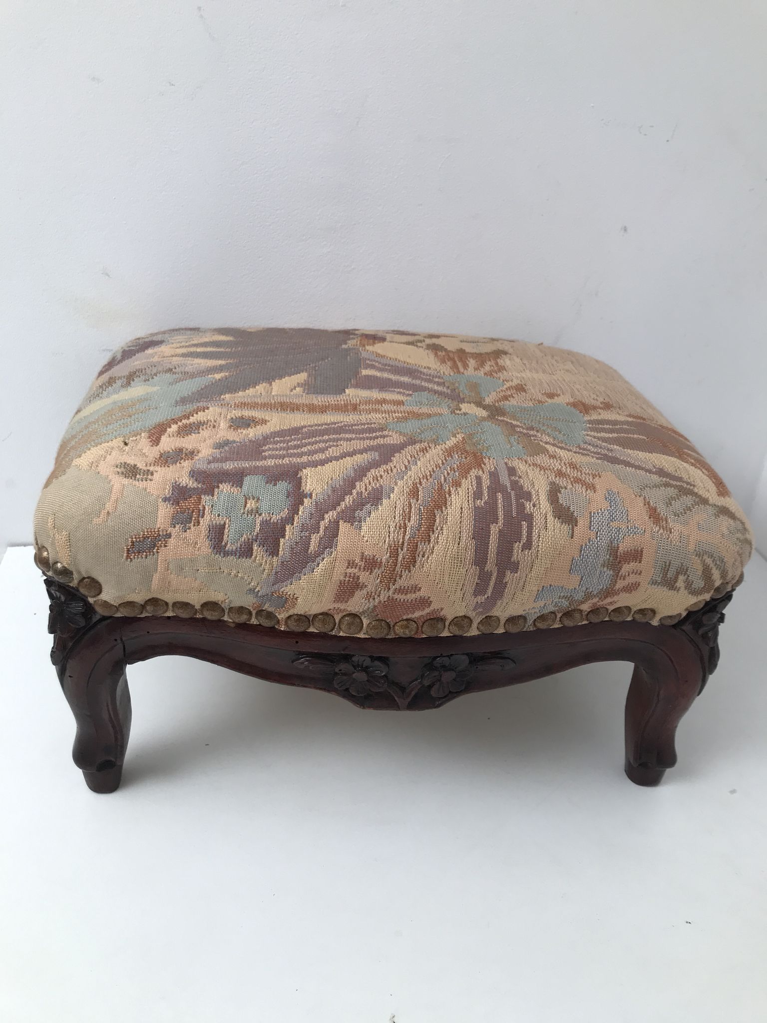 Repose-pied en bois rembourré vintage style Louis IV