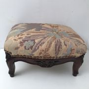 Repose-pied en bois rembourré vintage style Louis IV