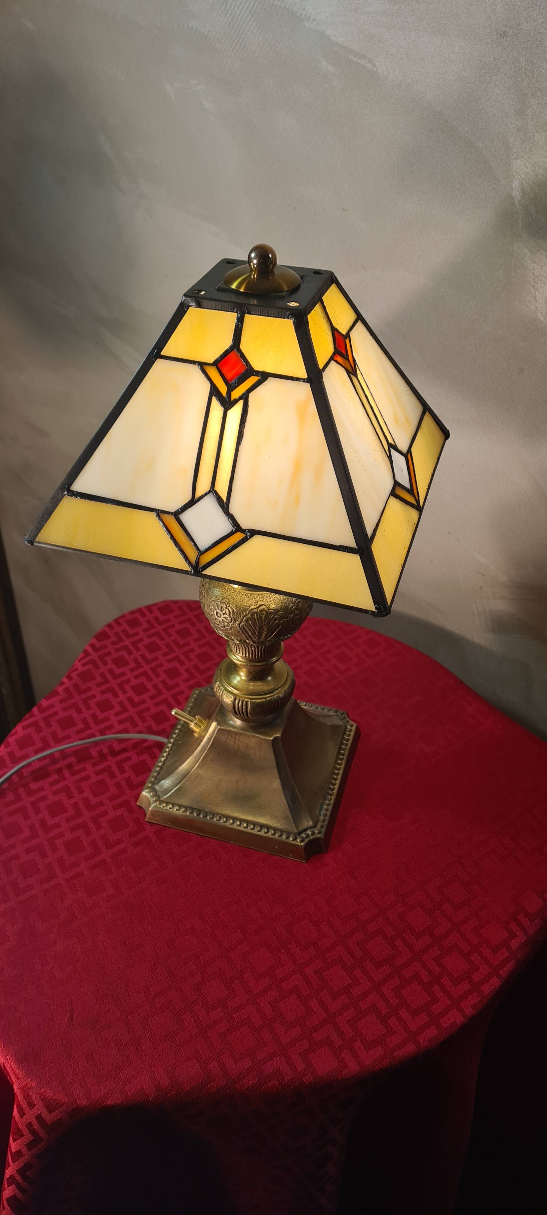 Art deco bronze and brass lamp h40x30 tiffany glass style lampshade