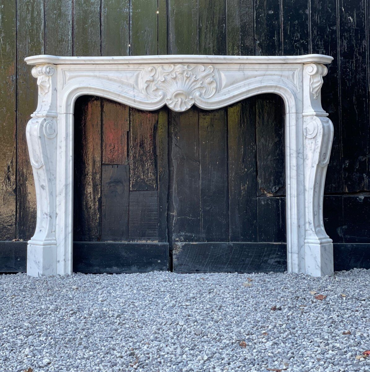 Cheminée de style Louis XV en marbre de carrare