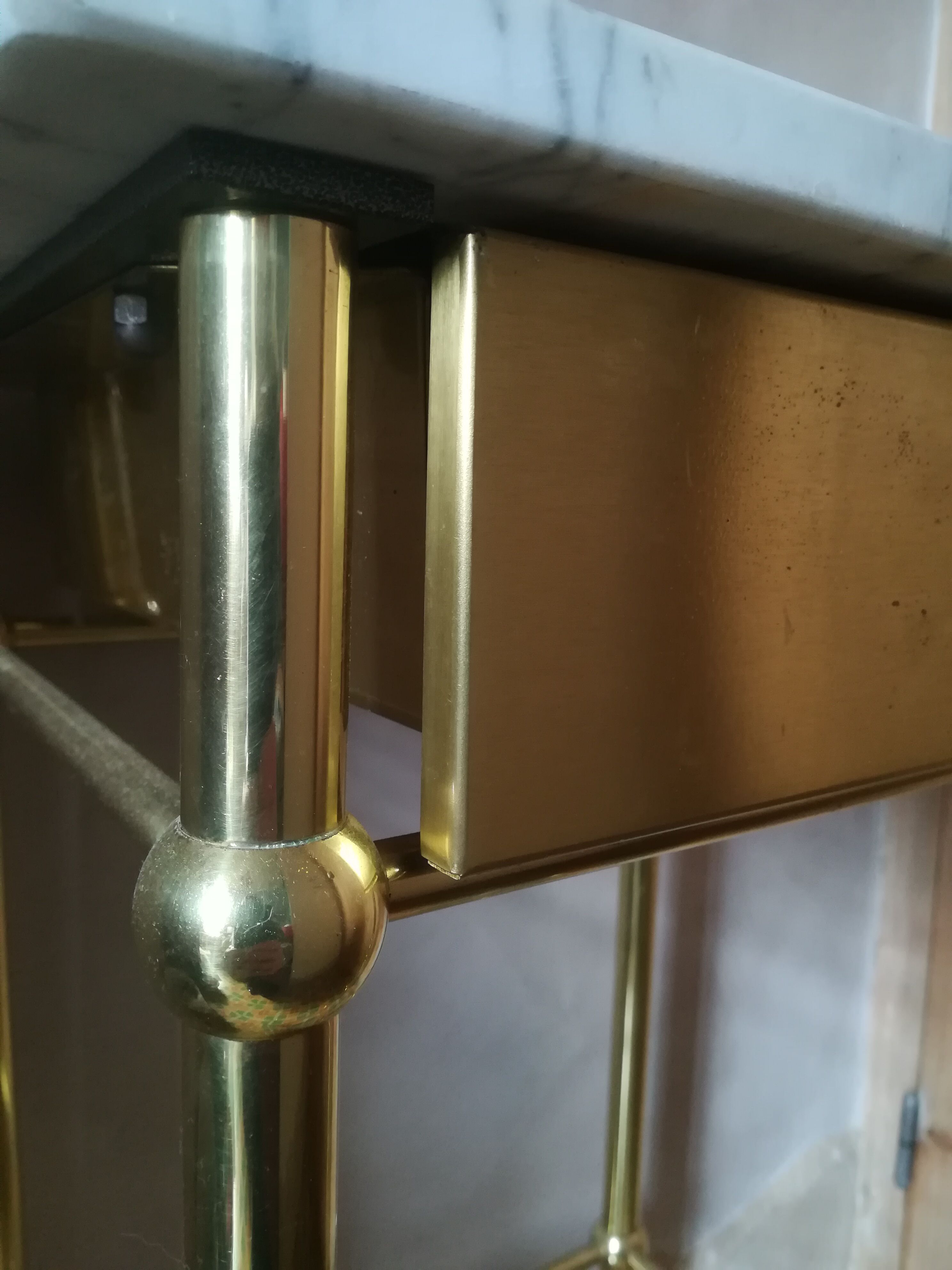 Table d'appoint en laiton et marbre
