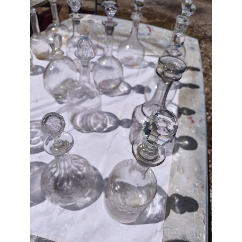Lot de 20 carafes en verre et cristal