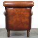 Fauteuil en cuir de mouton robuste et usé mais très confortable avec une belle patine