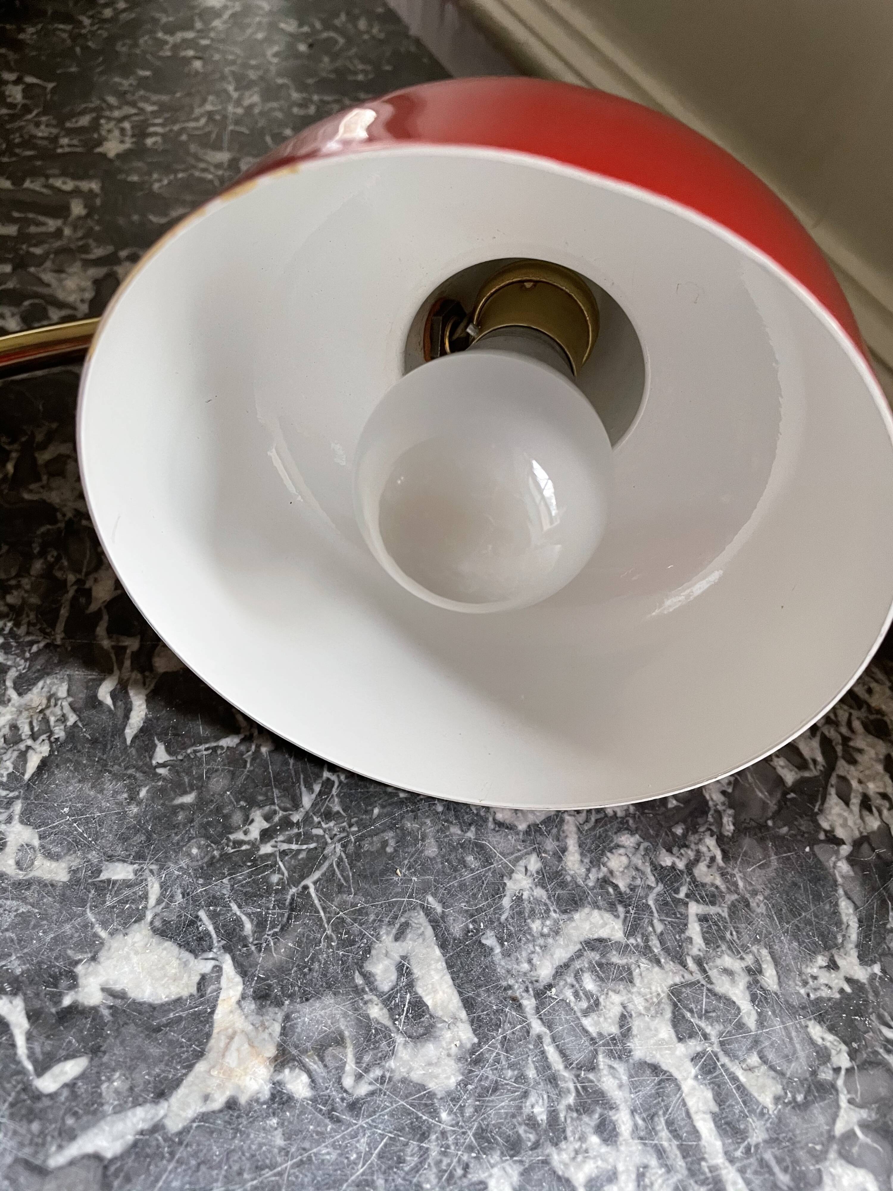 Lampe métal laquée rouge et doré 60’S