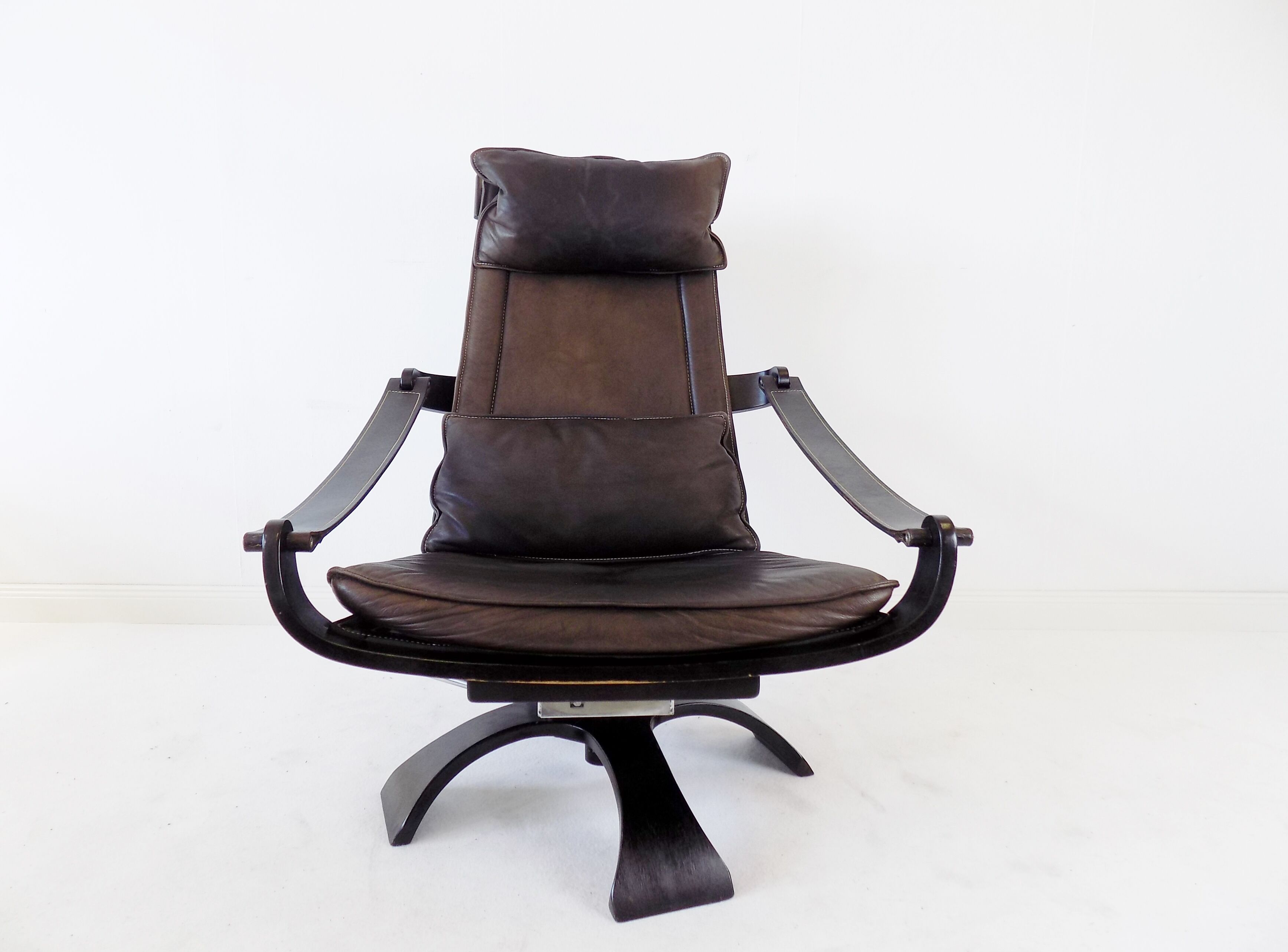 Nelo leather lounge chair by Ake Fribytter