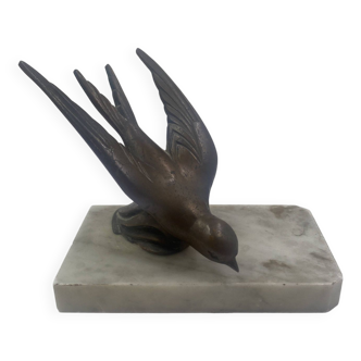 Sculpture d'oiseau en bronze posé sur une plaque de marbre