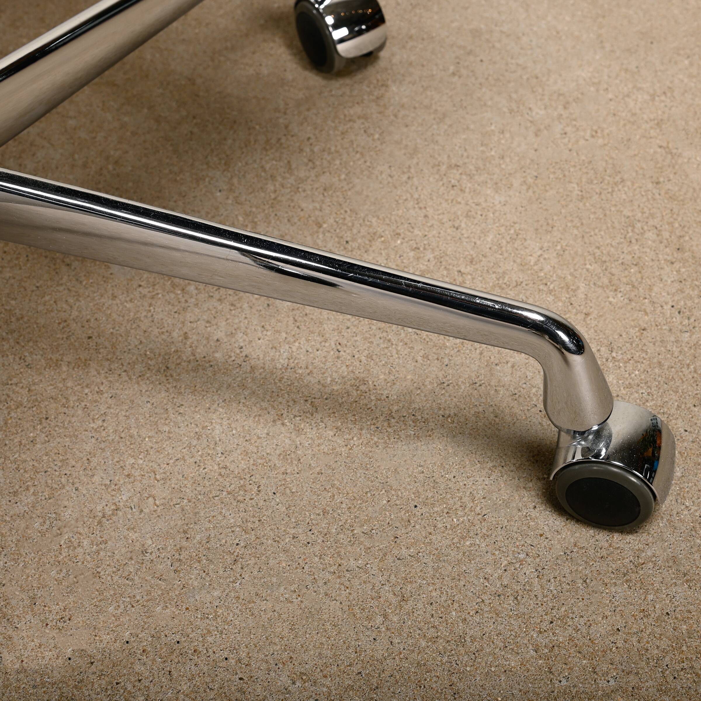 Charles & Ray Eames EA217 Office Chair in Chrome and Black leather, Vitra