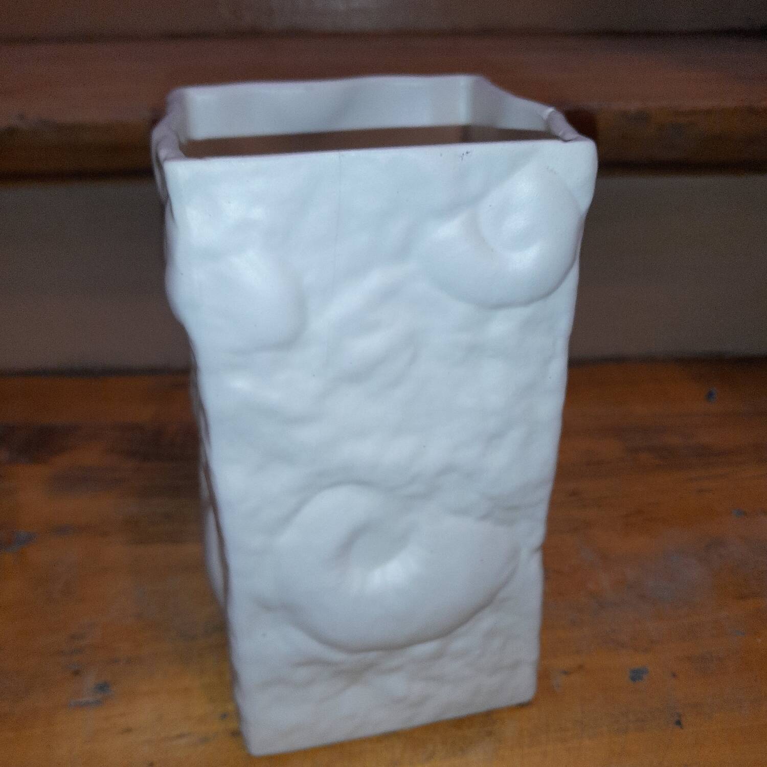 Petit vase carré vintage italien,  en céramique blanche,  décor fossil