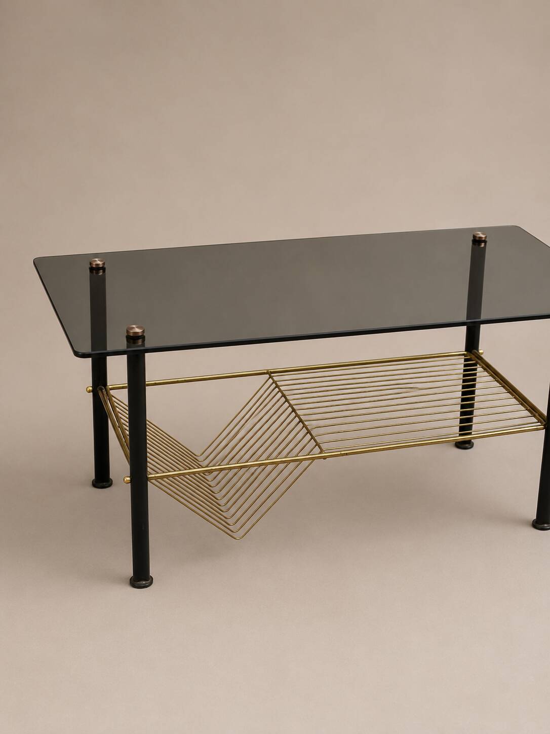 Table basse vintage verre fumé, métal noir et laiton — années 70