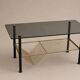 Table basse vintage verre fumé, métal noir et laiton — années 70